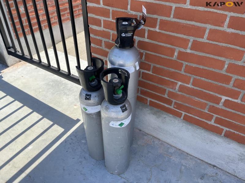 Co2 6 and 10 kg bottles with contents 1