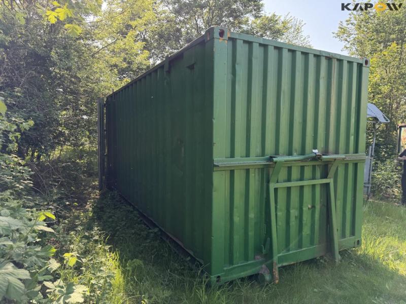 Container closed with doors 3
