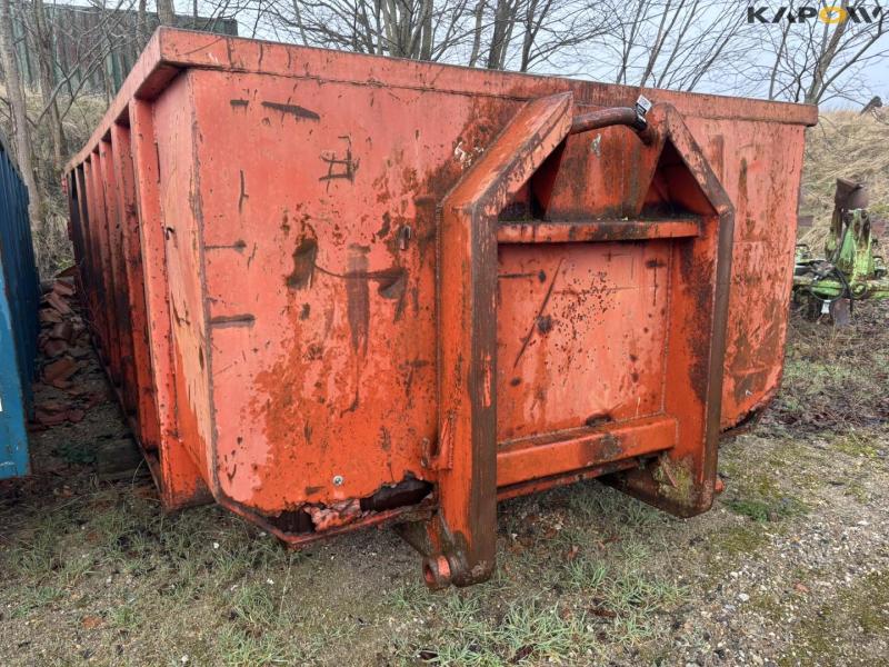 Container with hook lift 3