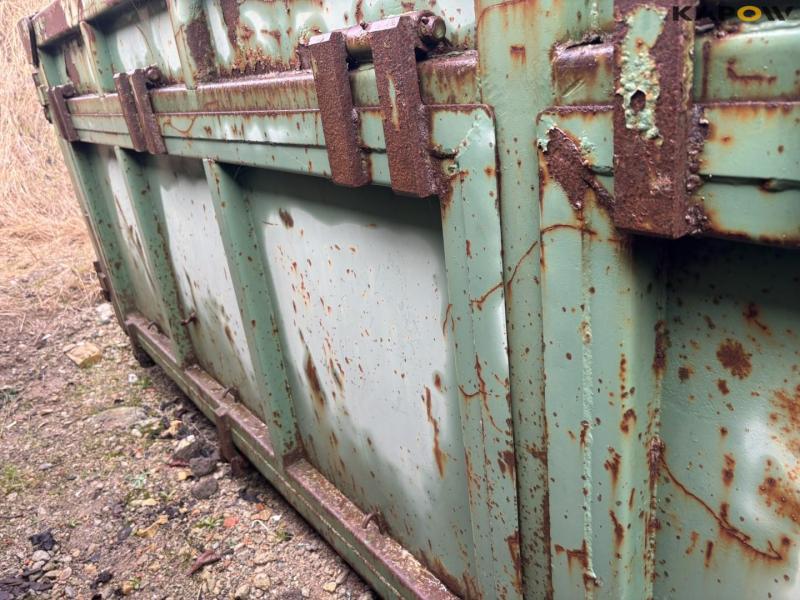 Container with hook lift 18