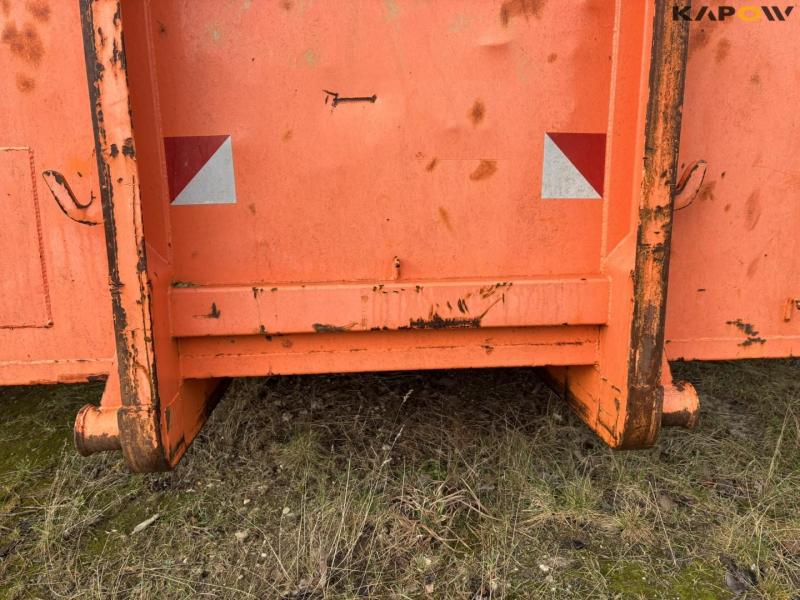 Container with hook lift 10