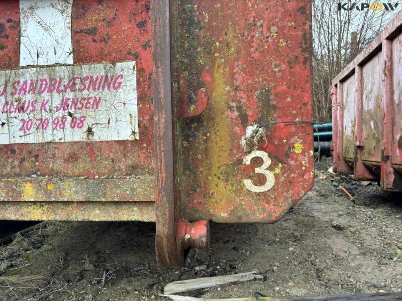 Container with hook lift 5