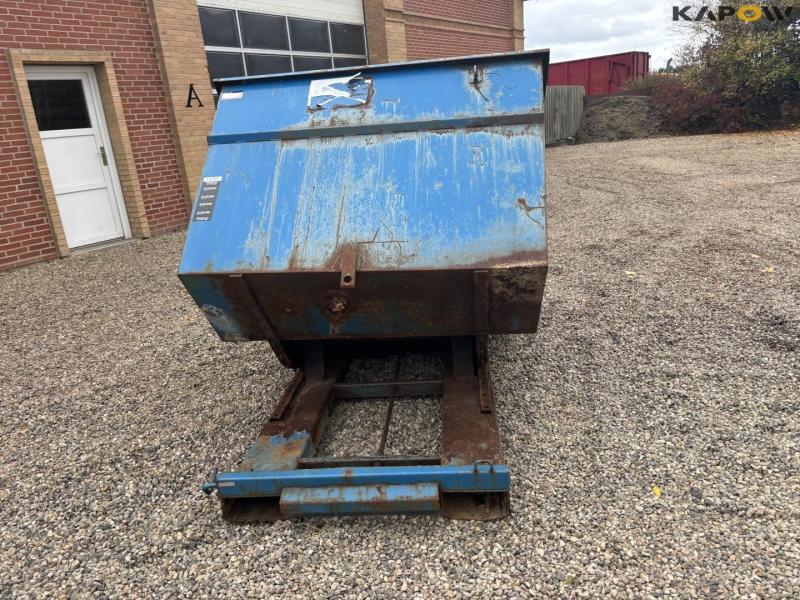 Container for pallet forks 2