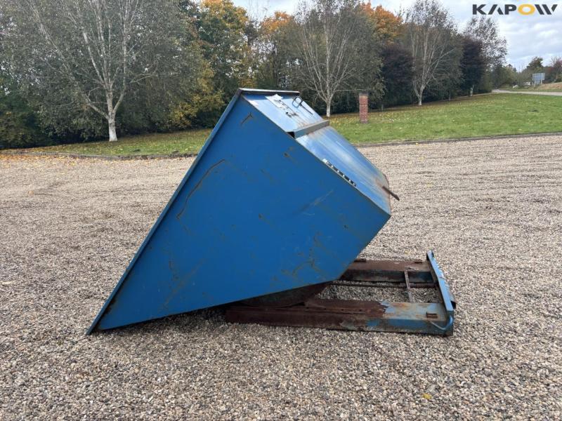 Container for pallet forks 4