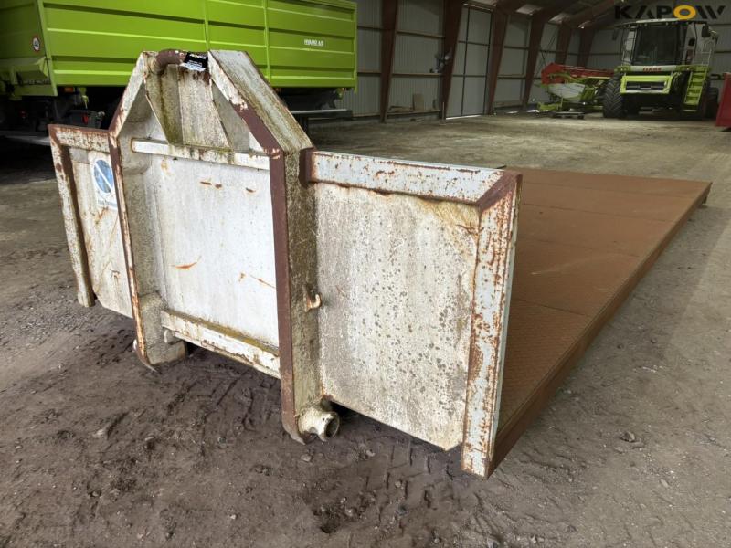 Container bed for hook and wire 1