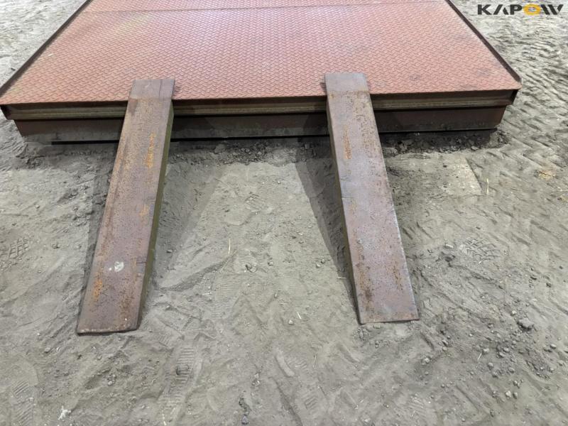 Container bed for hook and wire 16