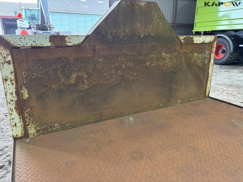 Container bed for hook and wire 22