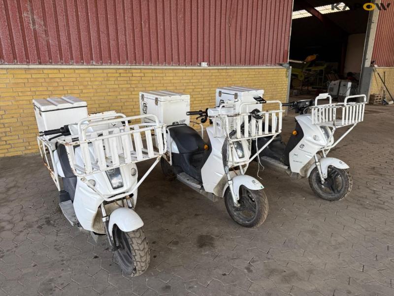 DAO 365 Electric moped with box 3