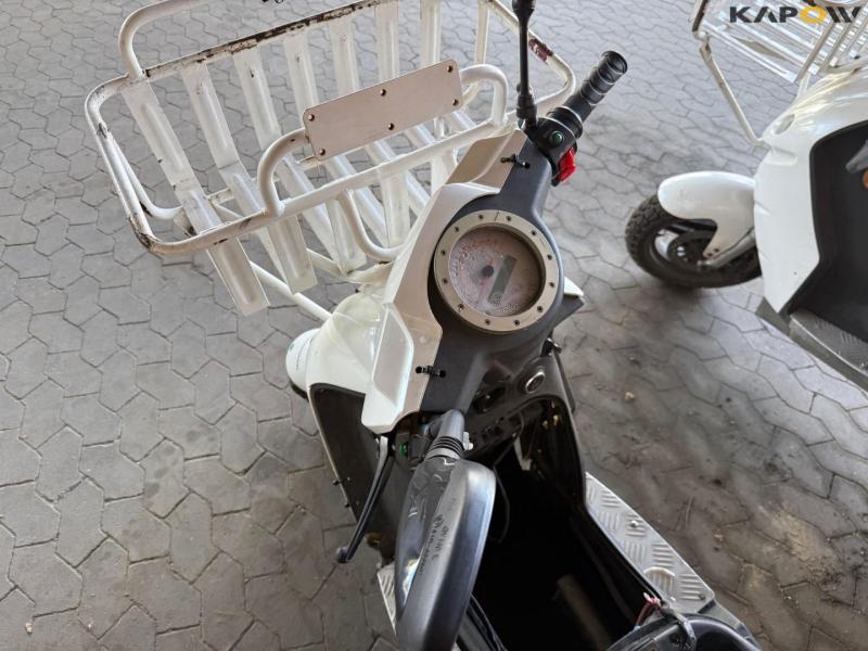 DAO 365 Electric moped with box. 18