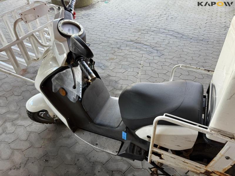 DAO 365 Electric moped with box. 23
