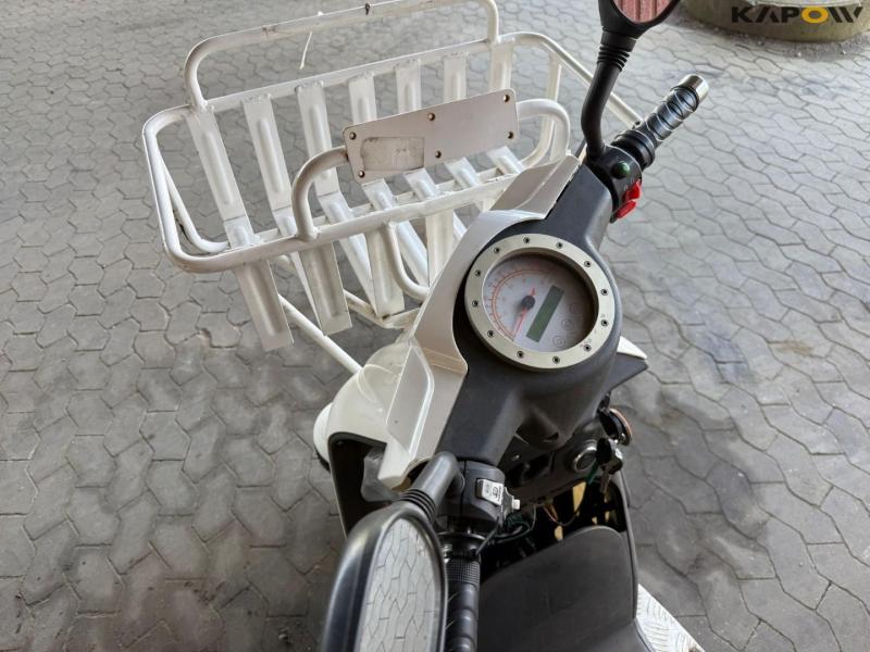 DAO 365 Electric moped with box. 24