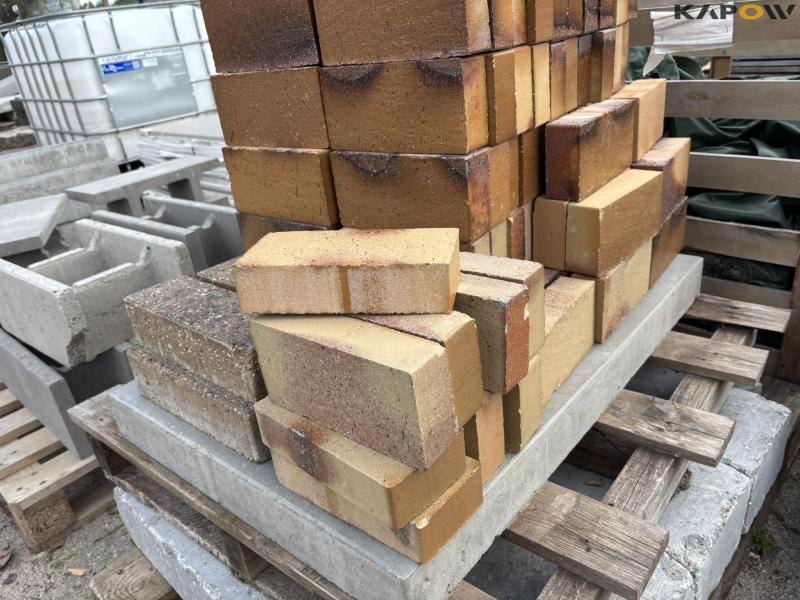 Various paving stones 83