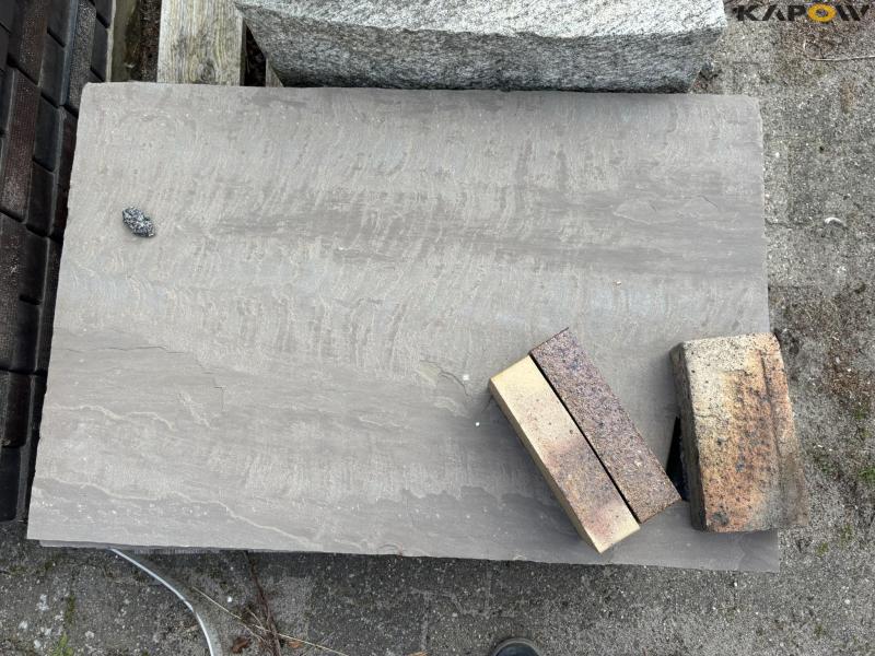 Various paving stones 106