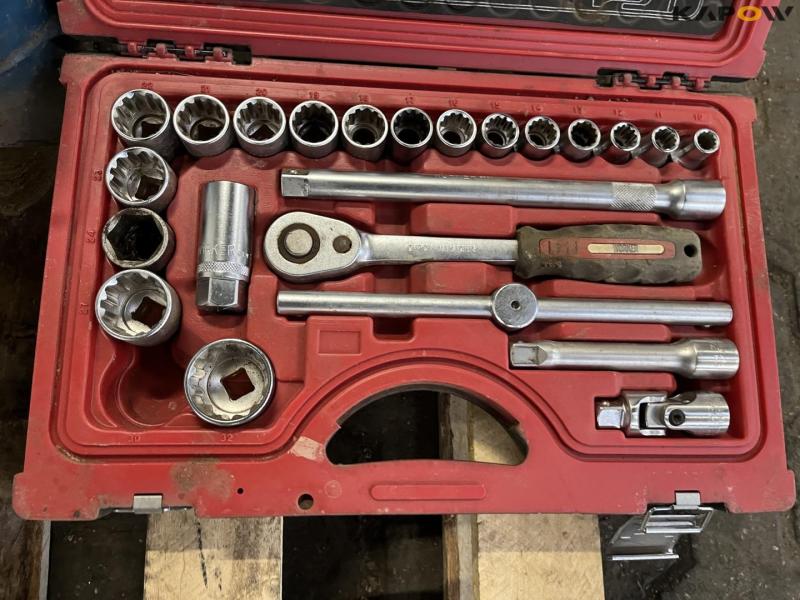 Various power tools and workshop equipment from service vehicle 11