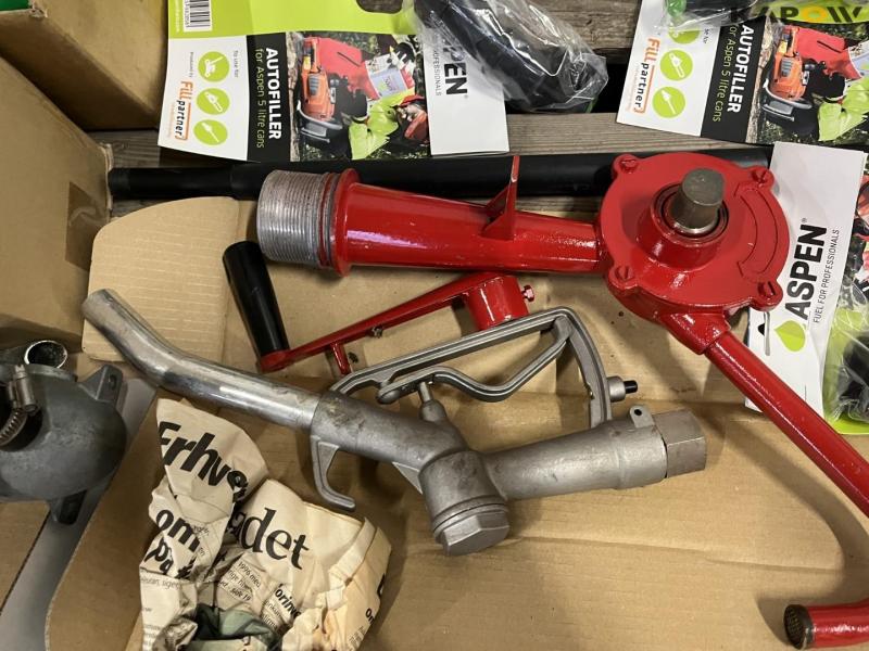 Various hand pumps - New 9