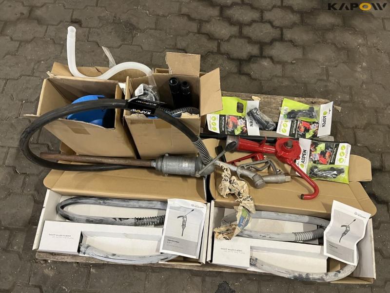 Various hand pumps - New 17