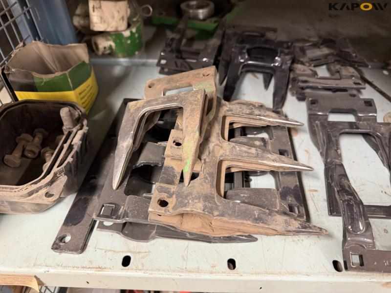 Various John Deere/Claas combine harvester spare parts 28