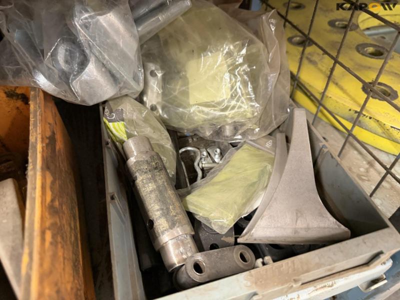 Various John Deere/Claas combine harvester spare parts 40