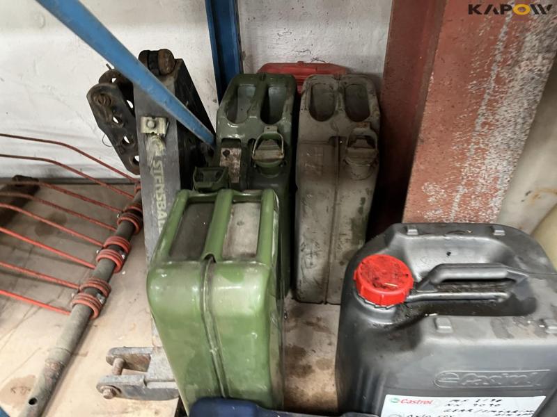 Miscellaneous on pallet rack 16