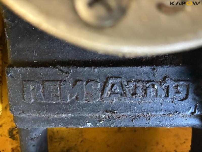 Various pipe thread cutters 9