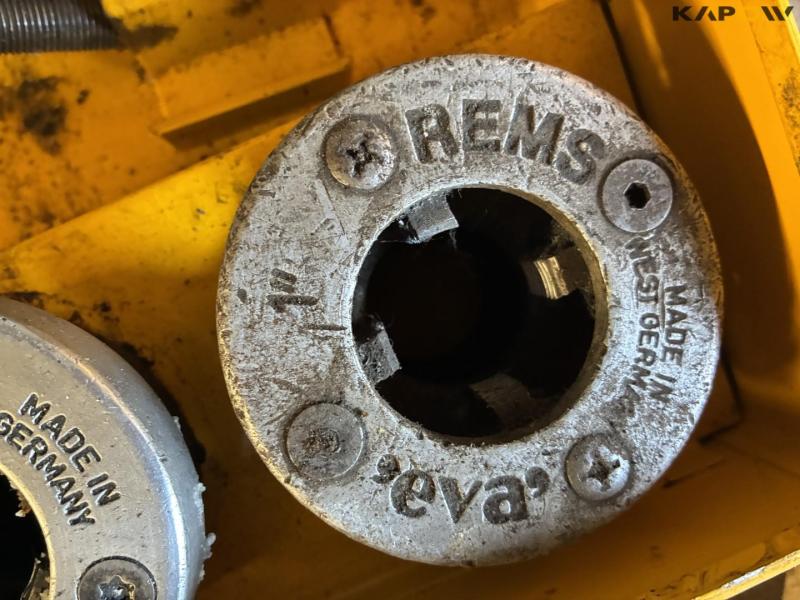 Various pipe thread cutters 11