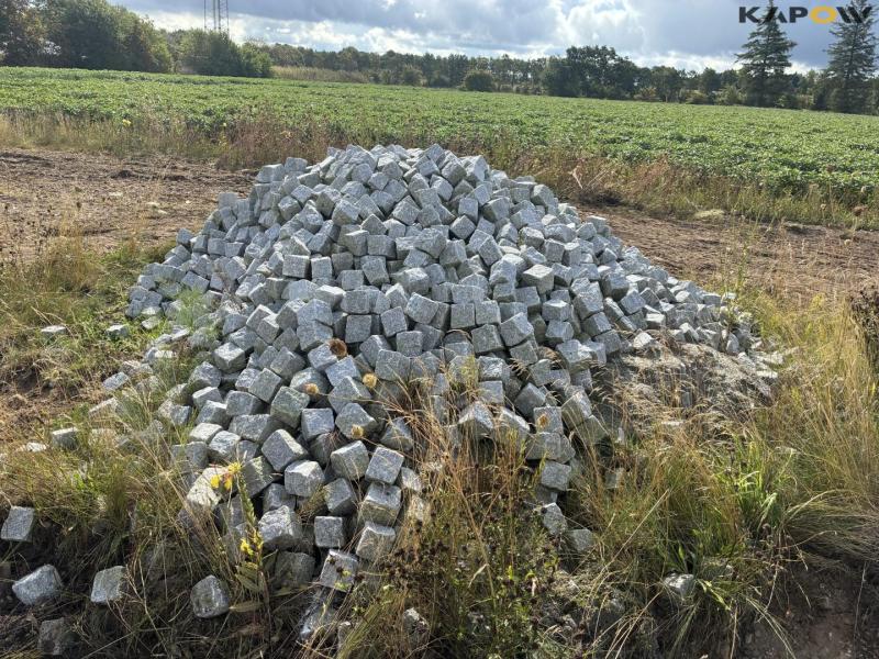 Miscellaneous stones 26