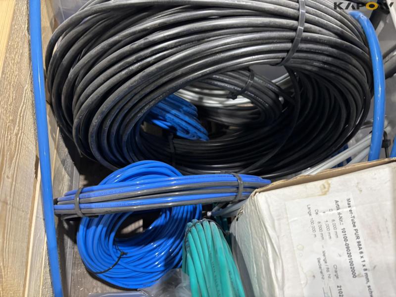 Various compressed air hoses 15