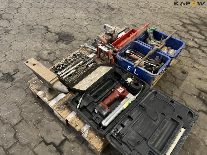 Various tools from service vehicle 7