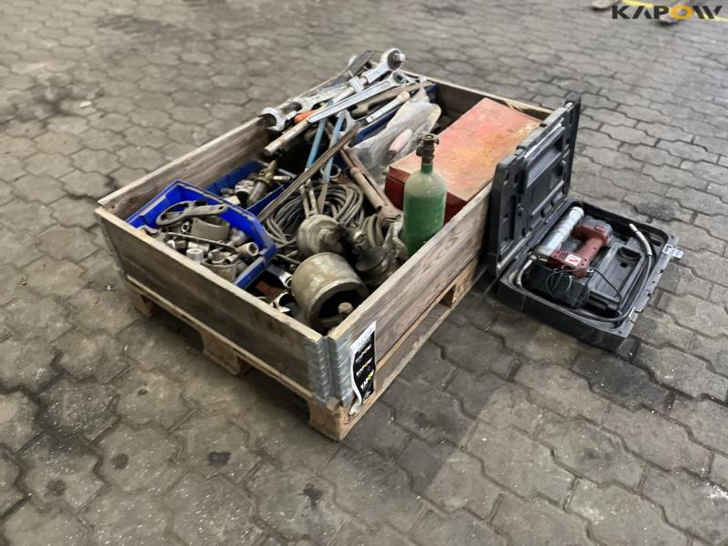 Various tools from service vehicle 3