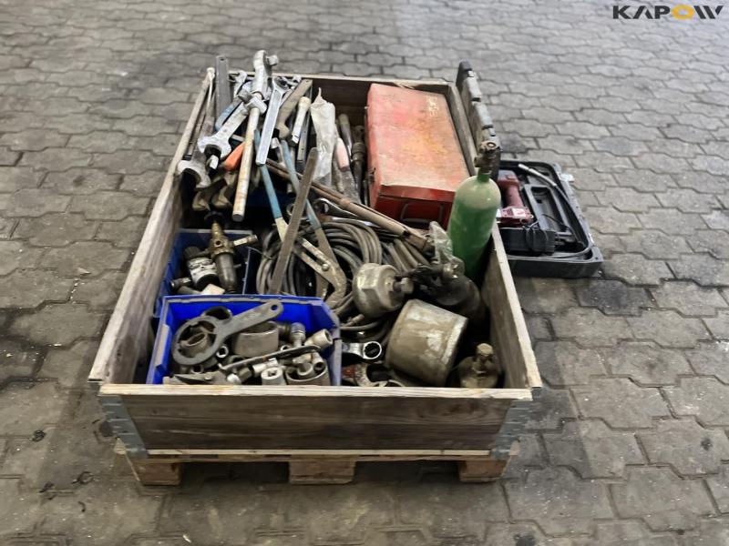 Various tools from service vehicle 4