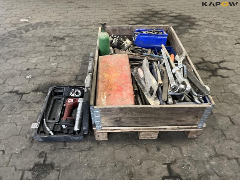 Various tools from service vehicle 8