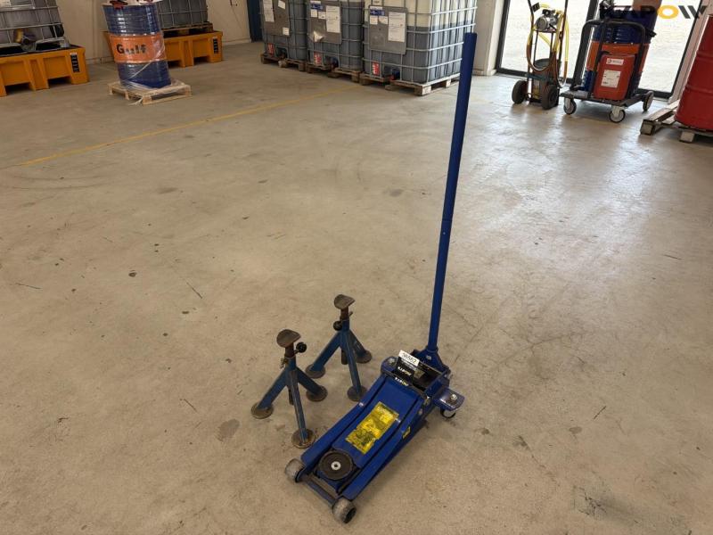 Jack TMG2501 and trestles 1