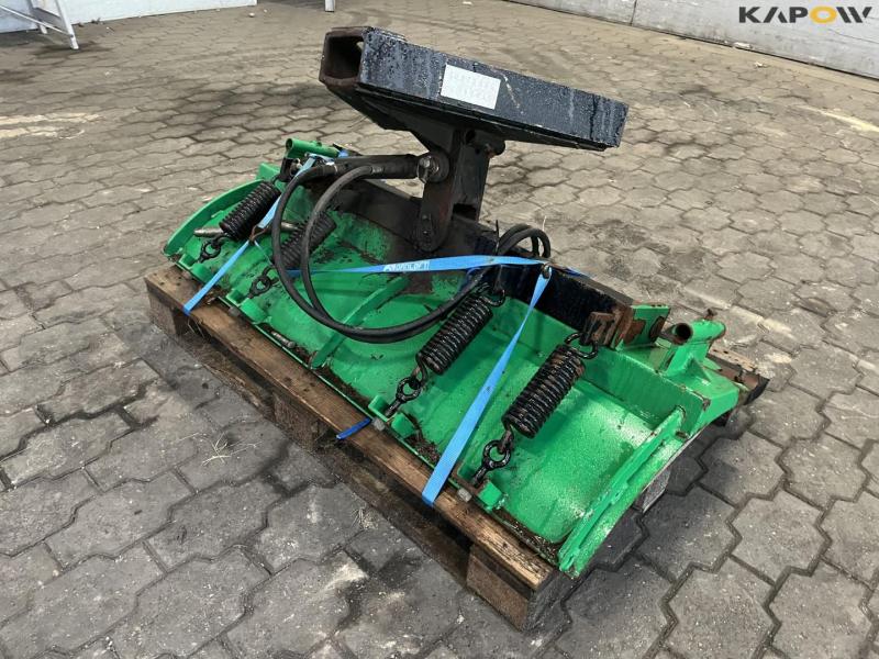 Rotating scraper blade 1