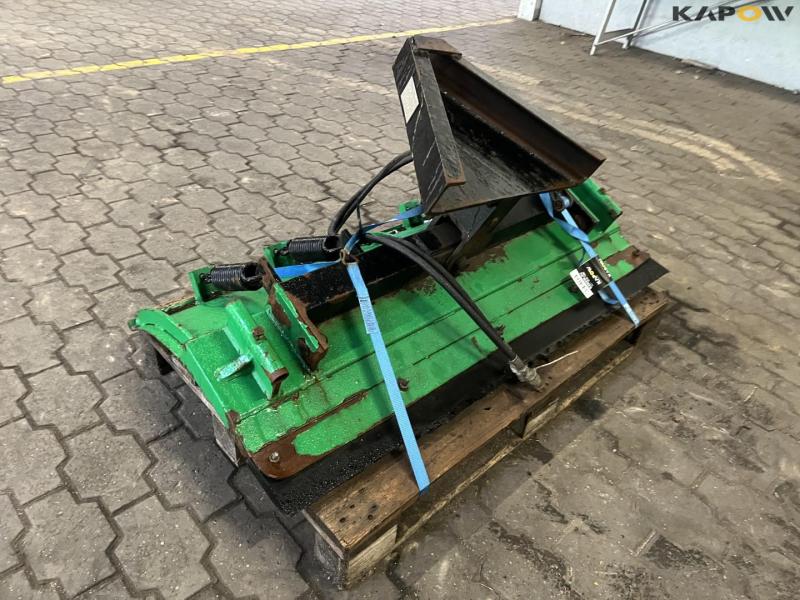 Rotating scraper blade 7