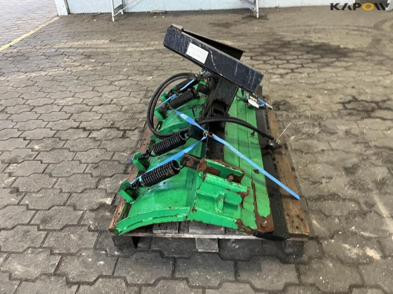 Rotating scraper blade 8