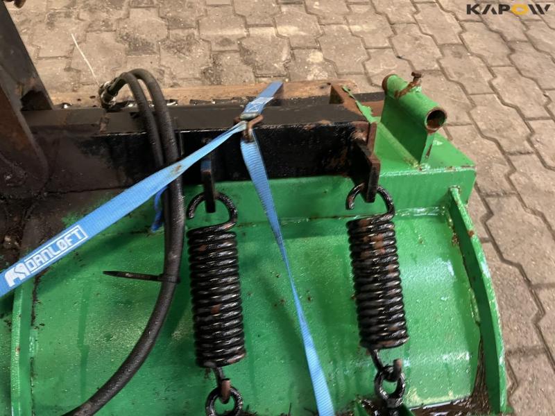 Rotating scraper blade 12