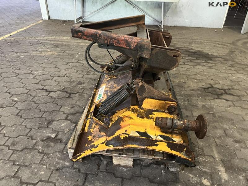 Rotating scraper blade 8