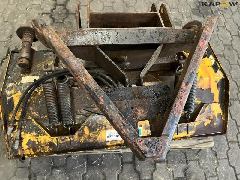 Rotating scraper blade 10