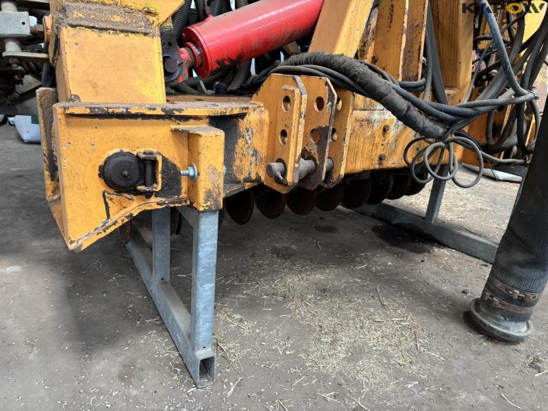 Duport AllTrack DW 12368 grassland spreader 6