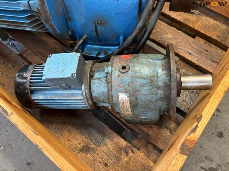 Electric motor with gearbox 9