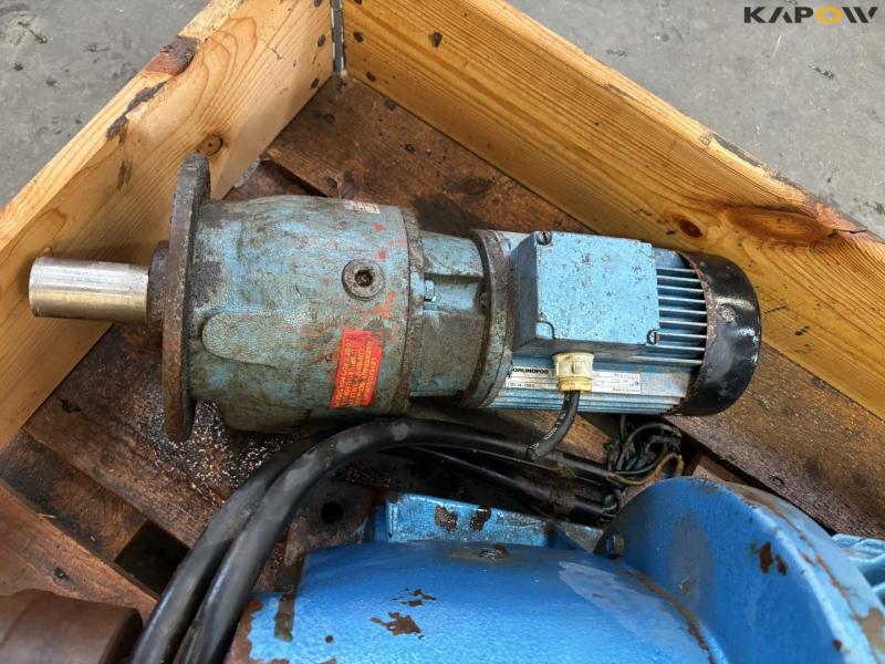 Electric motor with gearbox 11