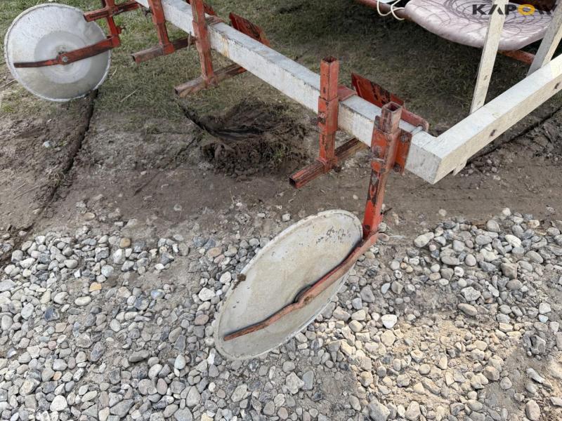 Electric self-propelled planting machine 16