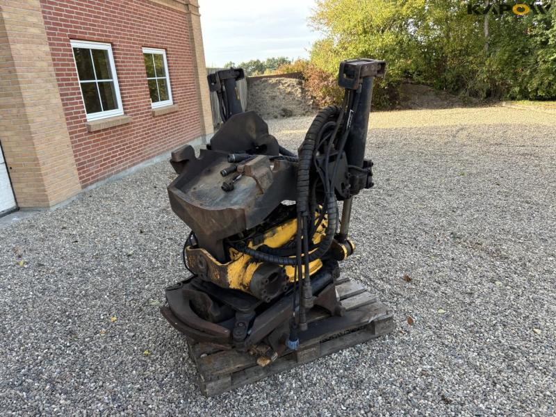 Engcon rotary tilt with CW40 hitch 3