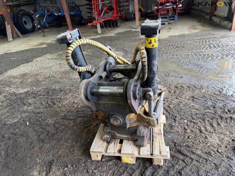 Engcon rotary tilt with S70 hitch 4