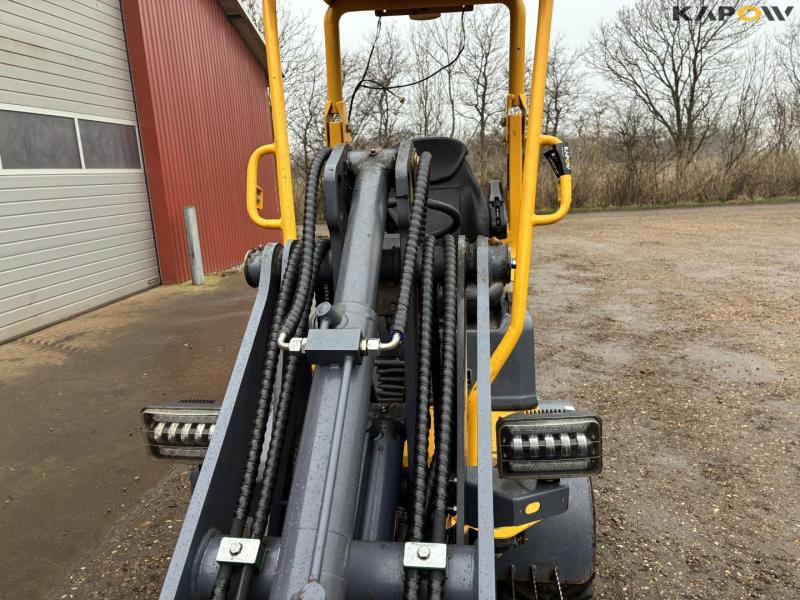 Eurotrac W11 skid steer loader 17