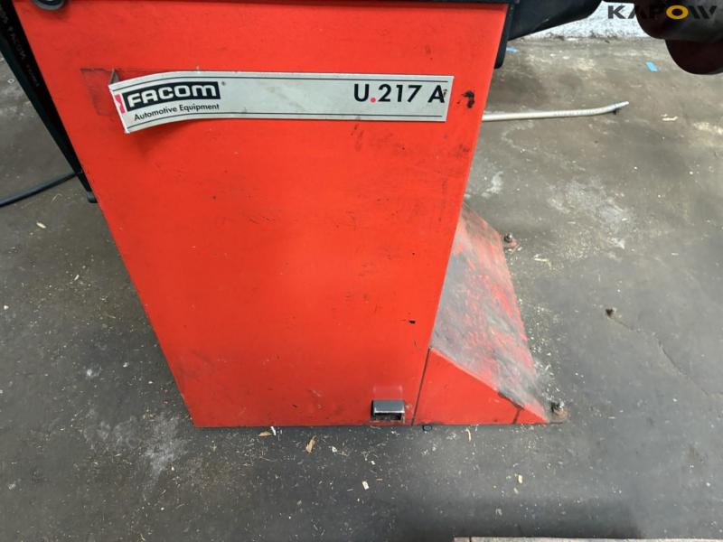 Facom U.217 A balancing machine 9
