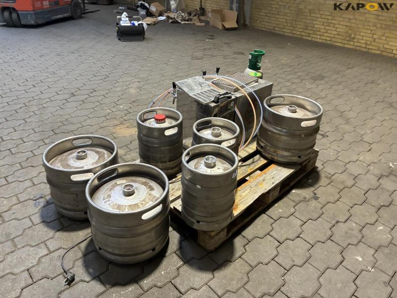 Draft beer system with kegs and carbon dioxide 5
