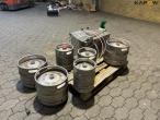 Draft beer system with kegs and carbon dioxide 5