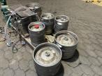 Draft beer system with kegs and carbon dioxide 6