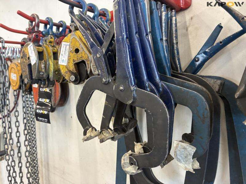Fixed holding tools, chains and trestles 14